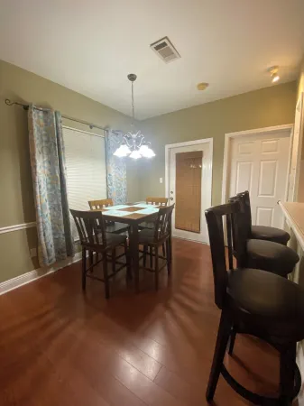 3-bedroom condo in pleasant Baton Rouge with swimming pool, fitness equip, WiFi