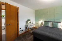 Stylish 2 Bedroom home in Glasgow Hotels in Newton Mearns