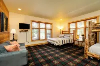 Spacious 9-bedroom house with WiFi, AC in charming Klamath Falls