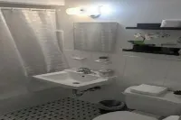 Chic 1-bedroom apartment in fabulous Toronto with AC, WiFi Hotels in Scarborough