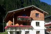Quiet, centrally located vacation apartment in the middle of the Montafon mountains. Hotels in Tschagguns