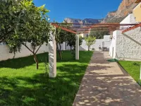 Renoviertes Steinhaus im Zentrum von Leonidion mit Zwei Wohneinheiten Hotels near Paralia Poulithra