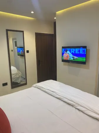 Luxury & Modern Self Check-In Apts near Airport M03b Отели в г. Мушин