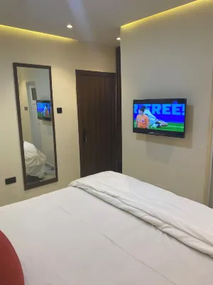 Luxury & Modern Self Check-In Apts near Airport M03b