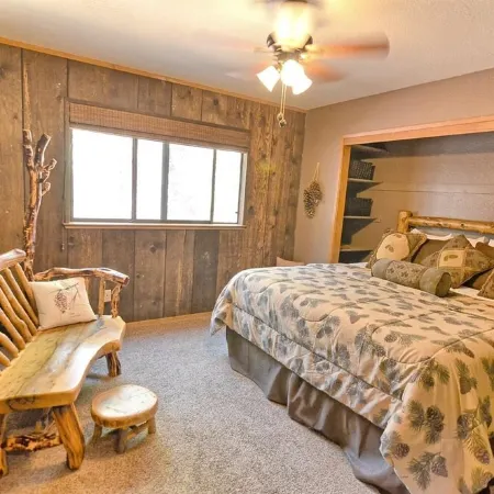 Cozy 3-bedroom cabin in superb Arnold with WiFi and a Spa