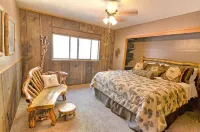 Cozy 3-bedroom cabin in superb Arnold with WiFi and a Spa