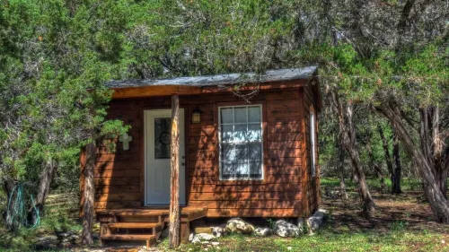 Cozy cedar/rock cabin & bunkhouse with private access to the Frio River.