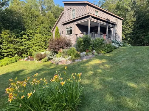 Private and cozy ski chalet w/hot tub & fireplace - four mountains w/in 30 mins. Hotels in Peru