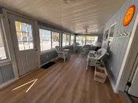 Charming 1920s Cottage, Waterfront just 50 ft away, Beach just 1 minute stroll!