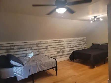 Cozy 2-bedroom house with WiFi, AC in charming Lake Luzerne.