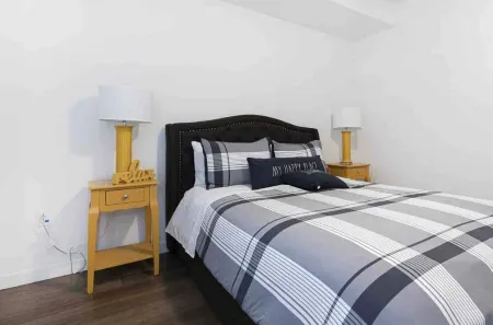 Lux 2BD condo with pool, gym, hot tube, barbecue, free parking