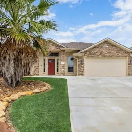 Aggie Escape 4BR+Fire Pit + Yard Games Near A&M