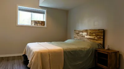 Thunder Bay Retreat, beautiful property with trails. Close to all anemnities. Hotels near Terry Fox National Historic Person Plaque.