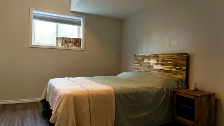 Thunder Bay Retreat, beautiful property with trails. Close to all anemnities.