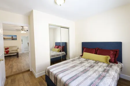 Contemporary remodeled and fully furnished Отели рядом с достопримечательностью «Ботаник Гарден»