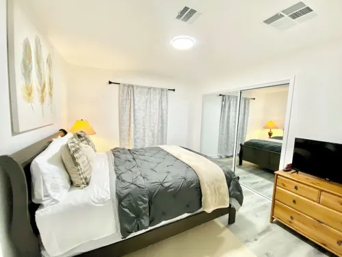 3Bed 2Bath Home Central Mojave with King bed, WiFi, Remote and Contract workers فنادق في موجافي