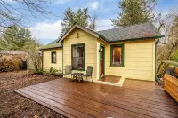 Cozy Cottage Retreat w/ Open Air Bath house, one minute walk to Squaxin Park