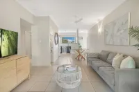 Little Palm- Tropical Escape Hotel a Manoora