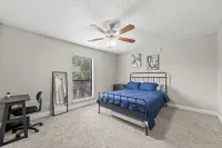 Stylish 1BR + pool Walk to Bars & Bites in the heart of Addison - 2-Star