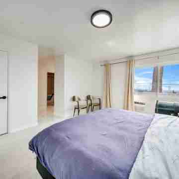 Rooftop 2-bedroom apartment in heart of West Hollywood with skyline view Rooms