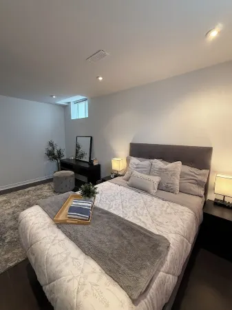 Spacious Entire Lower Level Suite Отели рядом с достопримечательностью «Woodbridge Square»