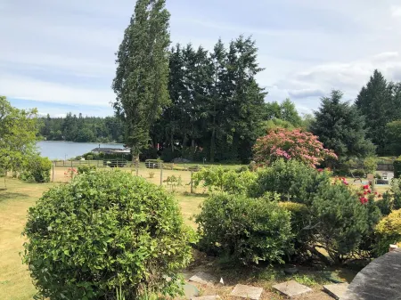 Luxury Seafront Stay with Separate Entrance at Gate Way to Olympic National Park