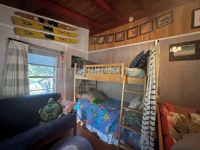 Cozy cabin in adorable Granite Shoals with WiFi, AC Hotels near Lake Lyndon B. Johnson