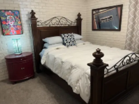 Cozy Place Downtown by the River Center minutes to LSU. Free Parking/Wifi