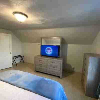Open concept, 2-level apartment with scenic view Rooms