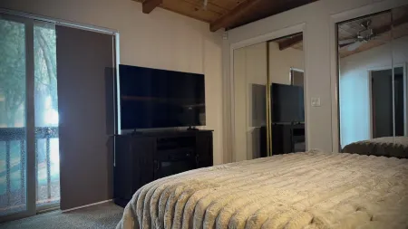 Charming cabin in pleasant Auberry close to Shaver Lake. A hidden treasure!