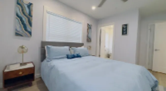 POOL + OUTDOOR MOVIES + FIRE PIT Paradise - Minutes to Beach