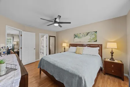 3-Bedroom Retreat with King Suite, Pool Table & Private Fenced Yard Отели рядом с достопримечательностью «Парк Криксайд»