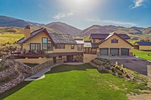 Upscale Apartment with Panoramic Views