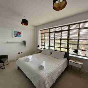 Travaal.com - FREE-WIFI-NETFLIX-PARKING - 2 Bedroom Apartment - Farnborough Rooms