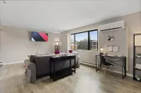 Cozy Apt Aurora/Sleeps 8/Free Wifi/55"/Parking Hotels near SciTech Hands On Museum