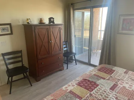 Sunny condo with pool, spa & Superstition Mountain view. Hiking, golfing & more.