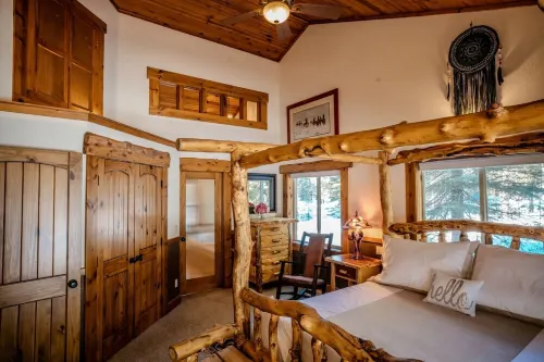 Rustic Themed Cabin with Starlink. Walk/Snowmobile to lake from house. Ice Fish