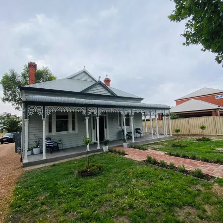 Daisy Cottage - 4 bedrooms, Close to CBD