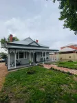 Daisy Cottage - 4 bedrooms, Close to CBD Hotels in Golden Square