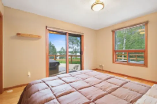 Cozy 3BR Lakefront Retreat Featuring Sauna, Hot Tub, Kayaks Hotels in 