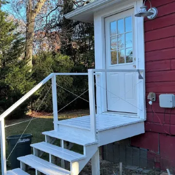 The Little Red Cottage - A cozy home steps away from private beach & wine trail.