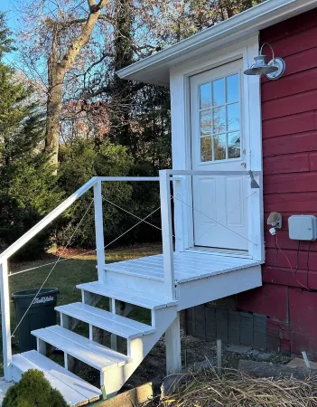 The Little Red Cottage - A cozy home steps away from private beach & wine trail.