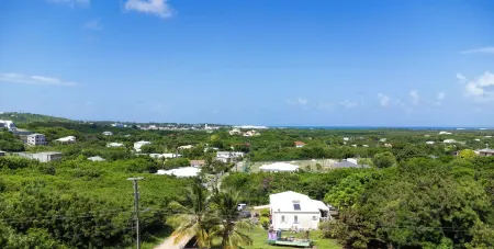 Charming 2-bedroom villa with AC, WiFi in tranquil Osbourn-Fitches Creek