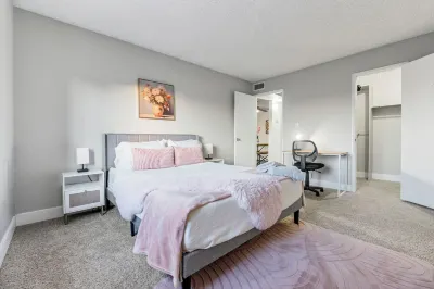 1Br - Gym - Pool - Great for Mid/Long Stays Hotels in 