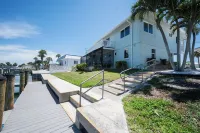 Sunset Boulevard - Beachfront with Tiki hut