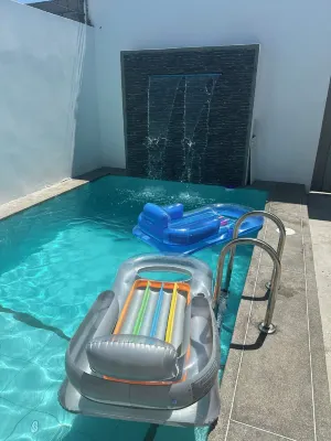 Charming 3-bedroom house in lovely Salinas with AC, WiFi and pool. Hotel a 