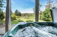 The Historic River Lodge - Your Private Riverfront Suite