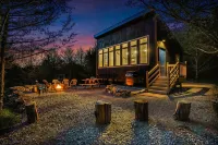 Modern Cabin. Communal Sleeping - 2 Queen Beds + Full Trundle