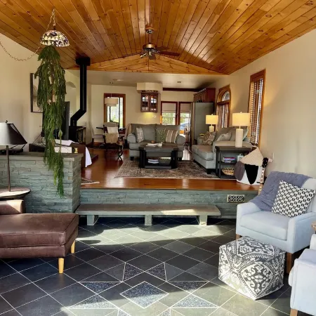 Stay at our cozy pet friendly River Retreat on the banks of the Seneca River. Отели в г. Лисандер