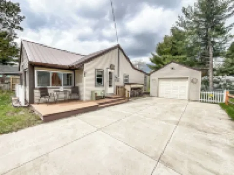 Retro Moose Cottage - Home in Lake City Hotels in Missaukee County